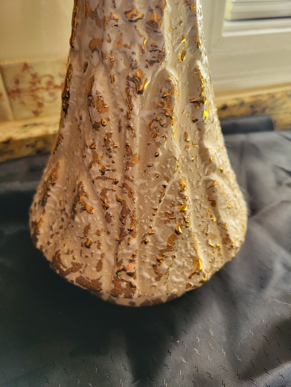 Savory China 12 In. Vase With 24 Kt. Splattered Gold Throughout. - Picture 8 of 16